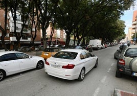 Zona de aparcamiento libre en la calle Juan Ramón Jiménez del barrio del Infante, donde tienen lugar las reyertas.