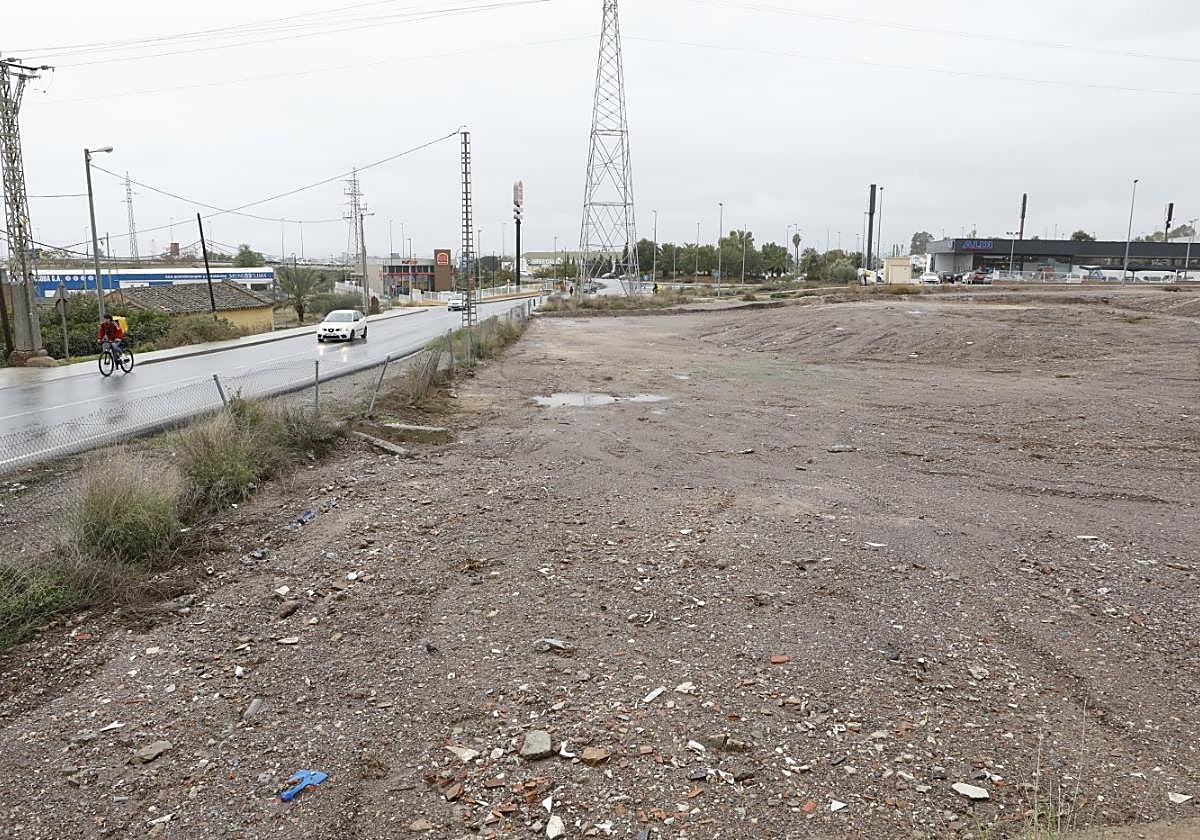 Solar del Camino Viejo del Puerto tras la limpieza de la basura y escombros acumulados durante años.