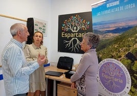 La presidenta de Espartaria, junto a la edil y un técnico de la Cámara.