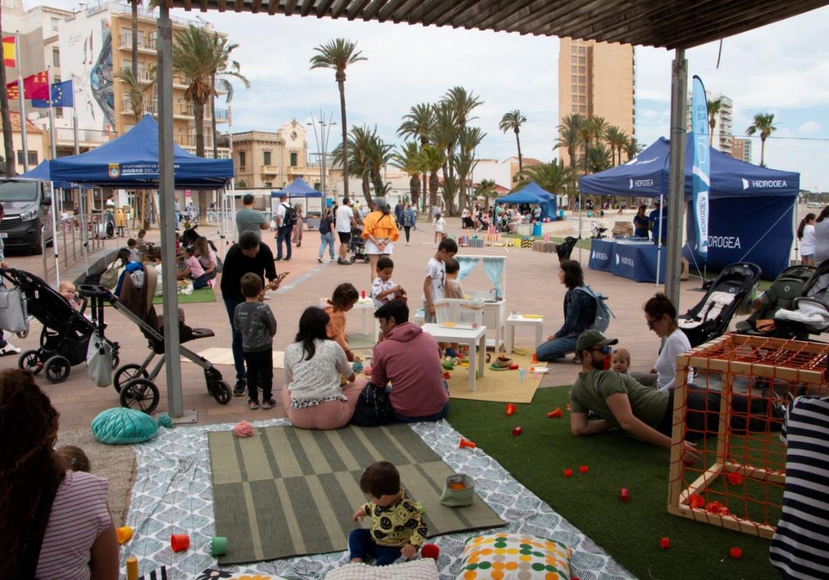 Familias con hijos participan en una de las actividades de 'Family Hub'.