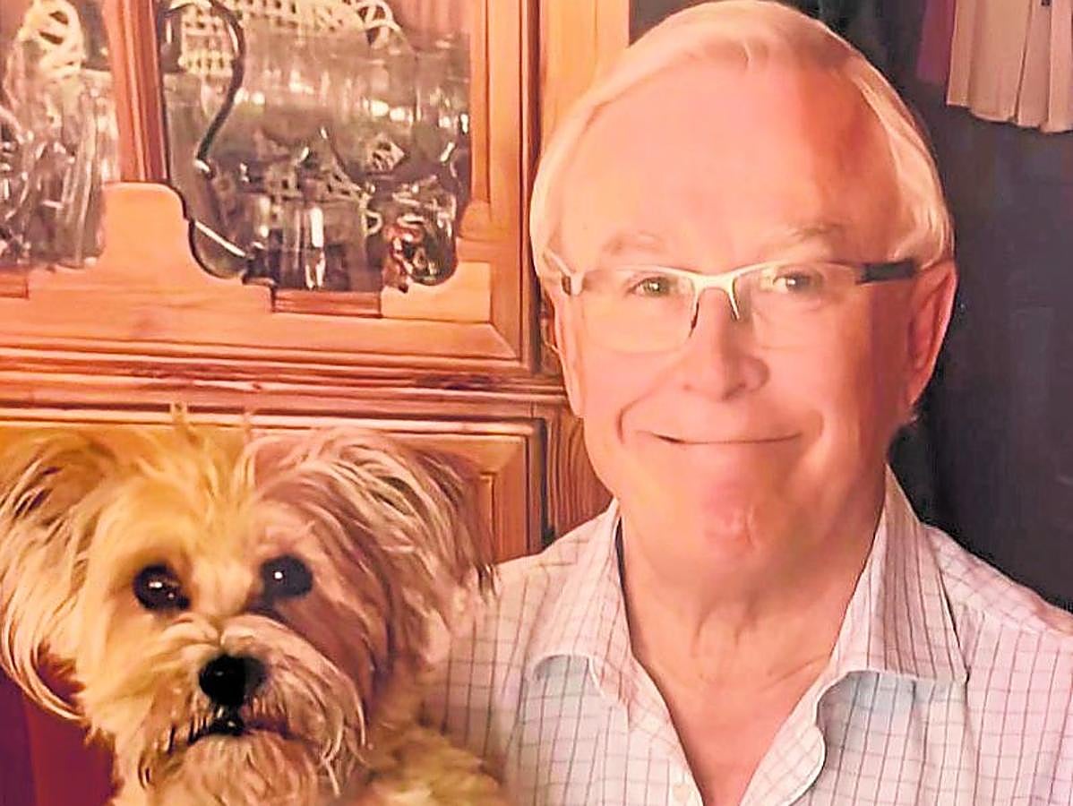 José Antonio Cobacho, con su mascota, fallecida en febrero de 2023.