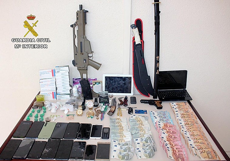 Armas, drogas y objetos requisados por los agentes.