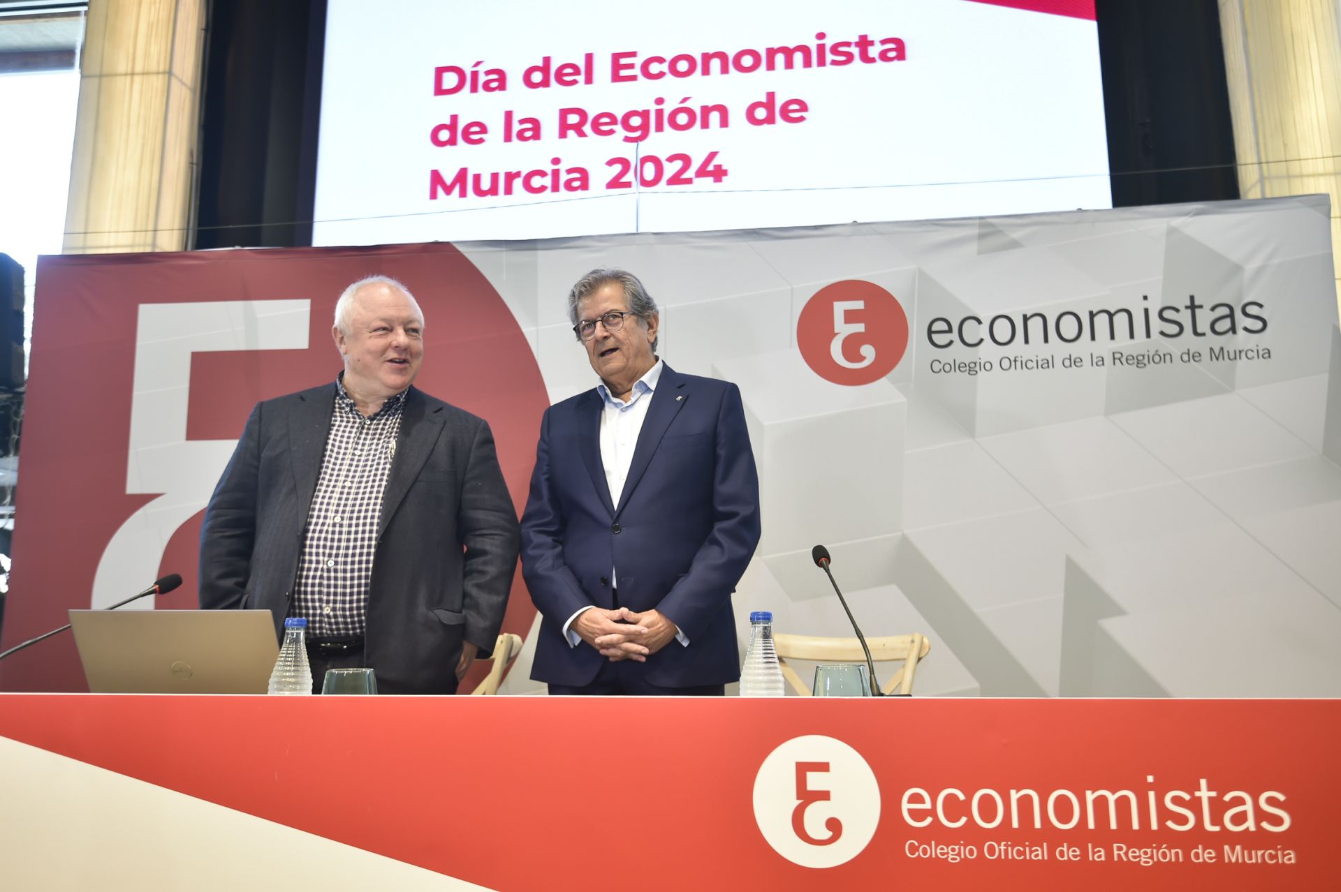 Conferencia en Murcia por el Día del Economista, en imágenes