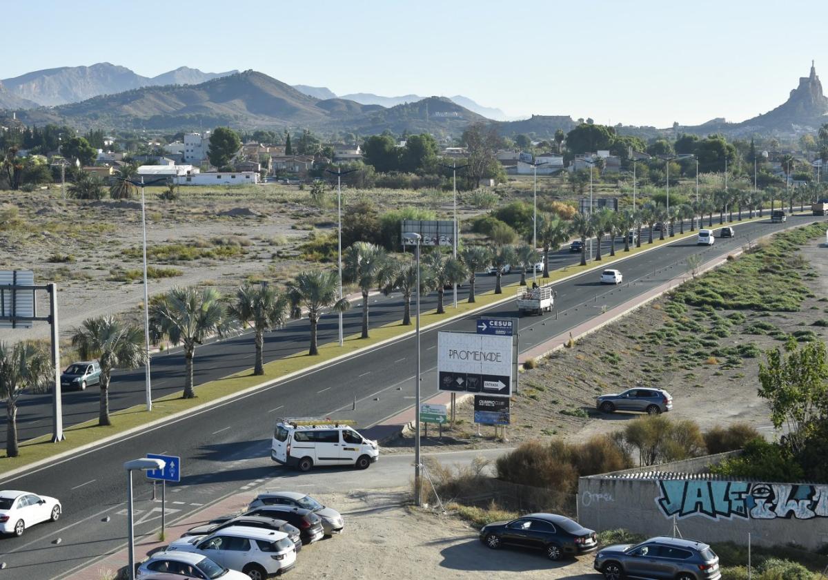 Avenida Reino de Murcia, en la capital de la Región, con terrenos urbanizables a la izquierda.
