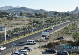 Avenida Reino de Murcia, en la capital de la Región, con terrenos urbanizables a la izquierda.