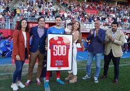 Iván Turrillo es homenajeado en el encuentro ante el Villarreal B por sus 500 partidos disputados con el Algeciras .