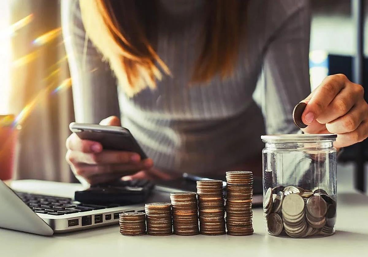 Una mujer hace unas cuentas.