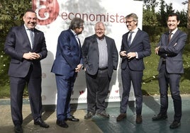 El director ejecutivo de Fedea, Ángel de la Fuente, entre el consejero Luis Alberto Marín y Ramón Madrid, decano del Colegio de Economistas de la Región de Murcia.