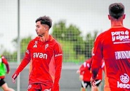 Joao Pedro Palmberg, jugador del Real Murcia, controla el balón durante un entrenamiento.