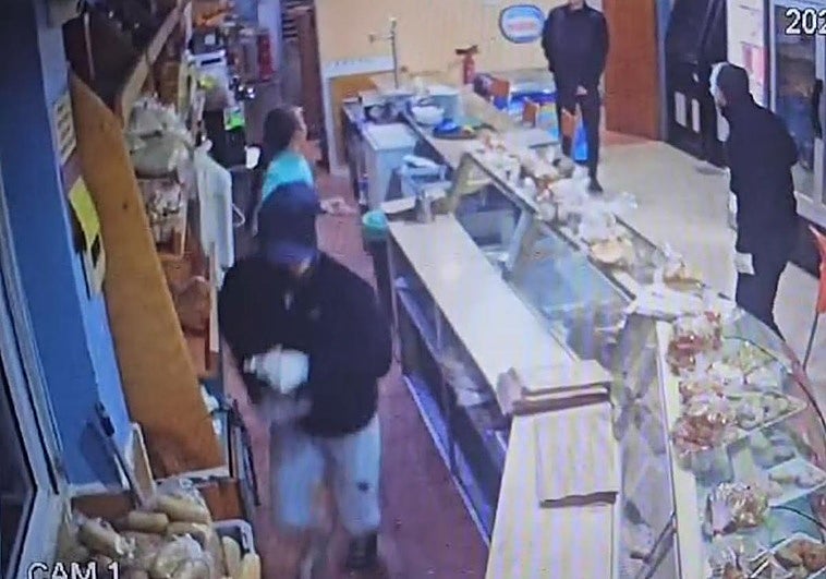 Un momento de las imágenes grabadas por las cámaras de seguridad.