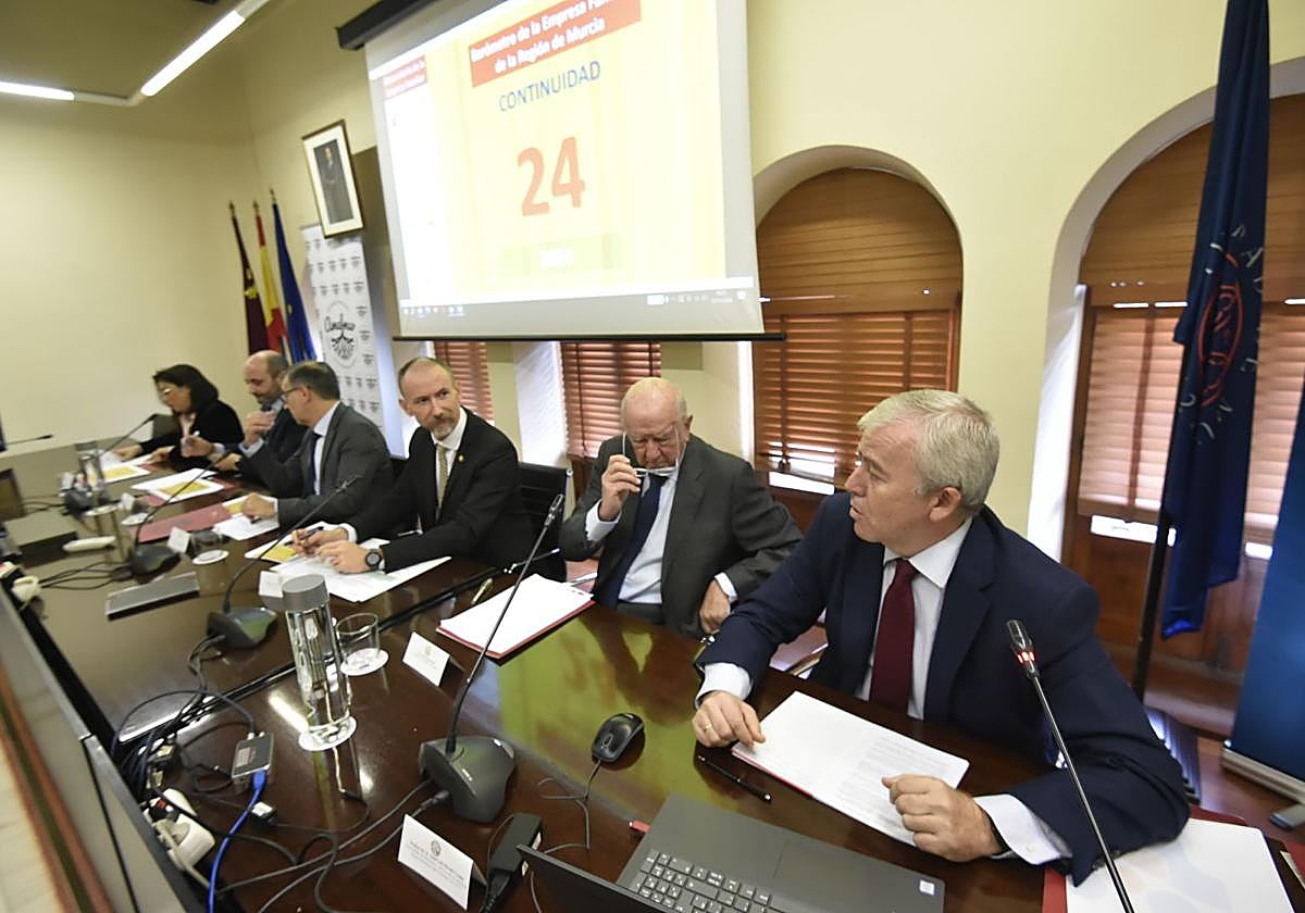 En primer plano, Ángel Meroño, director de la Cátedra, presenta los resultados del barómetro.