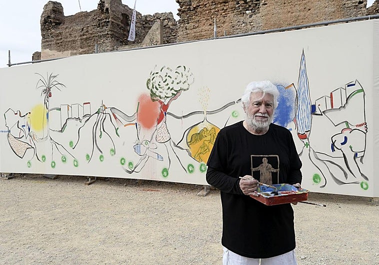 Cristobal Gabarrón, este sábado, durante la realización de un mural en el entorno del Castillejo de Monteagudo.