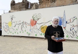 Cristobal Gabarrón, este sábado, durante la realización de un mural en el entorno del Castillejo de Monteagudo.