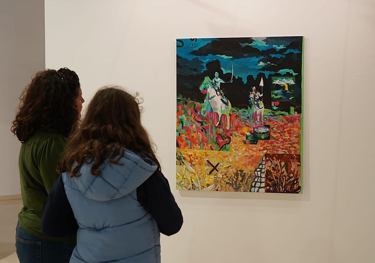 Dos mujeres contemplan una de las obras de la exposición 'Estrategias oblicuas'.