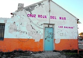 Pintadas pronudistas sobre la fachada del antiguo puesto de Cruz Roja, en la playa de La Llana.