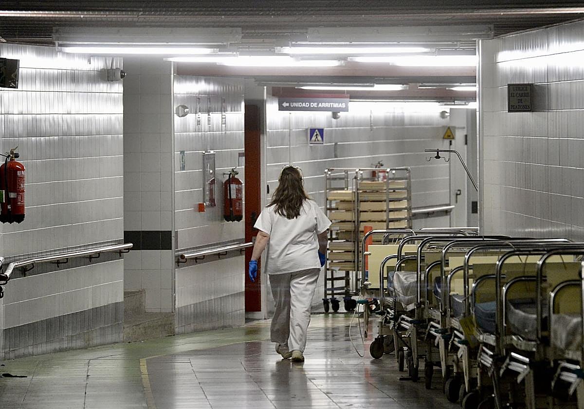 Una sanitaria en el hospital Virgen de la Arrixaca, en una imagen de archivo.
