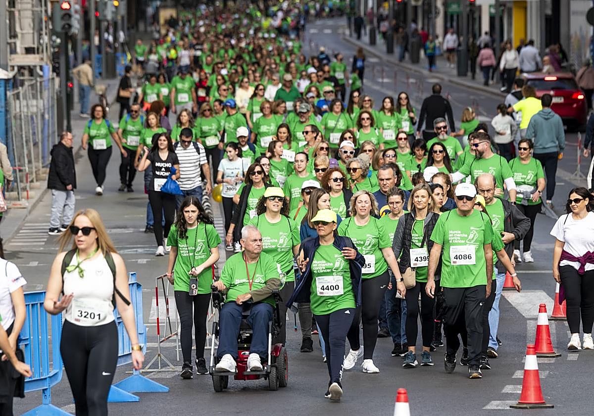 Los participantes en la marcha, a su paso por la Gran Vía, este domingo.