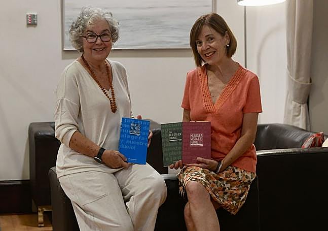 Aurora Gil Bohórquez y María José Villarroya posan con sus libros.