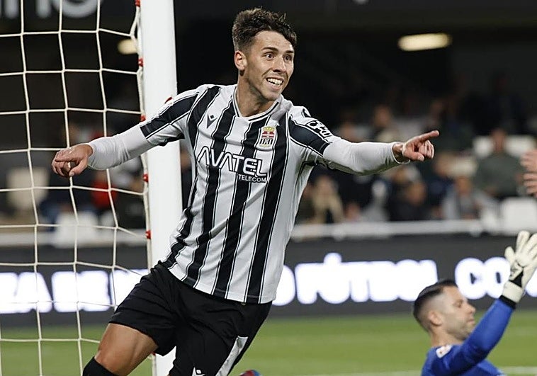 Gastón agradece a Escriche la asistencia en el gol de la victoria.