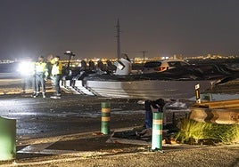 Agentes de la Guardia Civil, junto a la lancha que causó el accidente mortal en la autovía de La Manga.