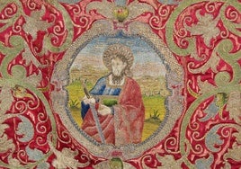 Detalle del bordado de la dalmática del siglo XVI de Santa María.