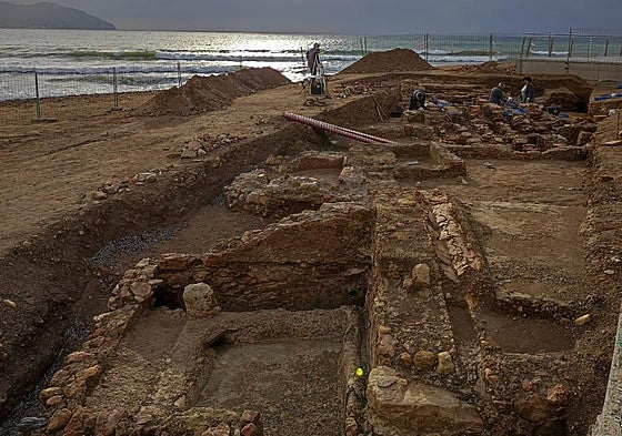 Balsa-pileta excavada en el Alamillo; al fondo las termas.