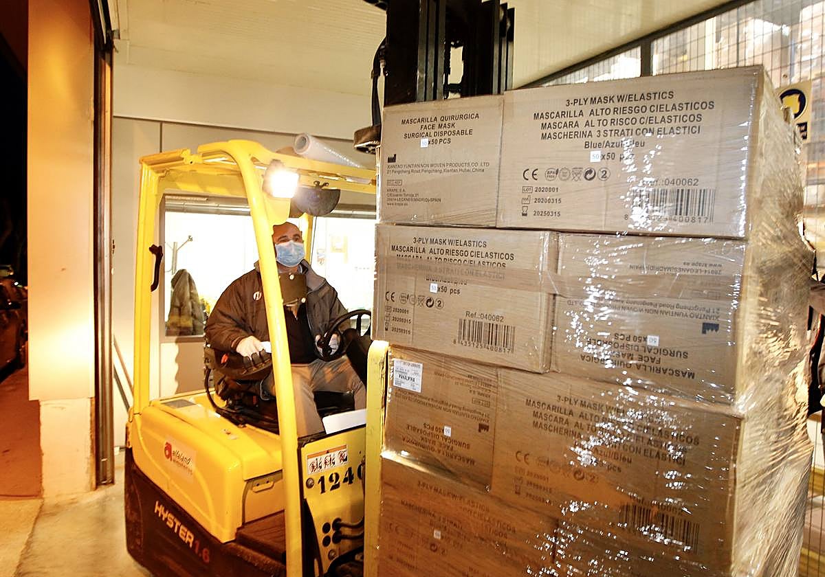 Un operario traslada material sanitario en la Unidad Logística del SMS.