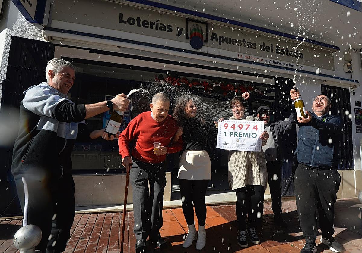 Los afortunados celebran el primer premio de la Lotería del Niño