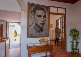 Retrato de Miguel Hernández colgado en el recibidor de la Casa-Museo del poeta en Orihuela.