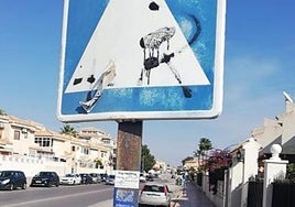 Señal en mal estado en Orihuela Costa, en una imagen de archivo.