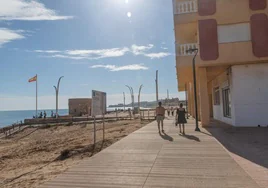 La senda peatonal de La Mata abre la mayor parte de tramos tras las obras de reparación