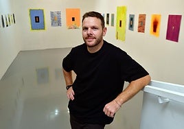 José Rizzo junto a algunos de los cuadros de la muestra 'Ostium' en la galería LaLuz.