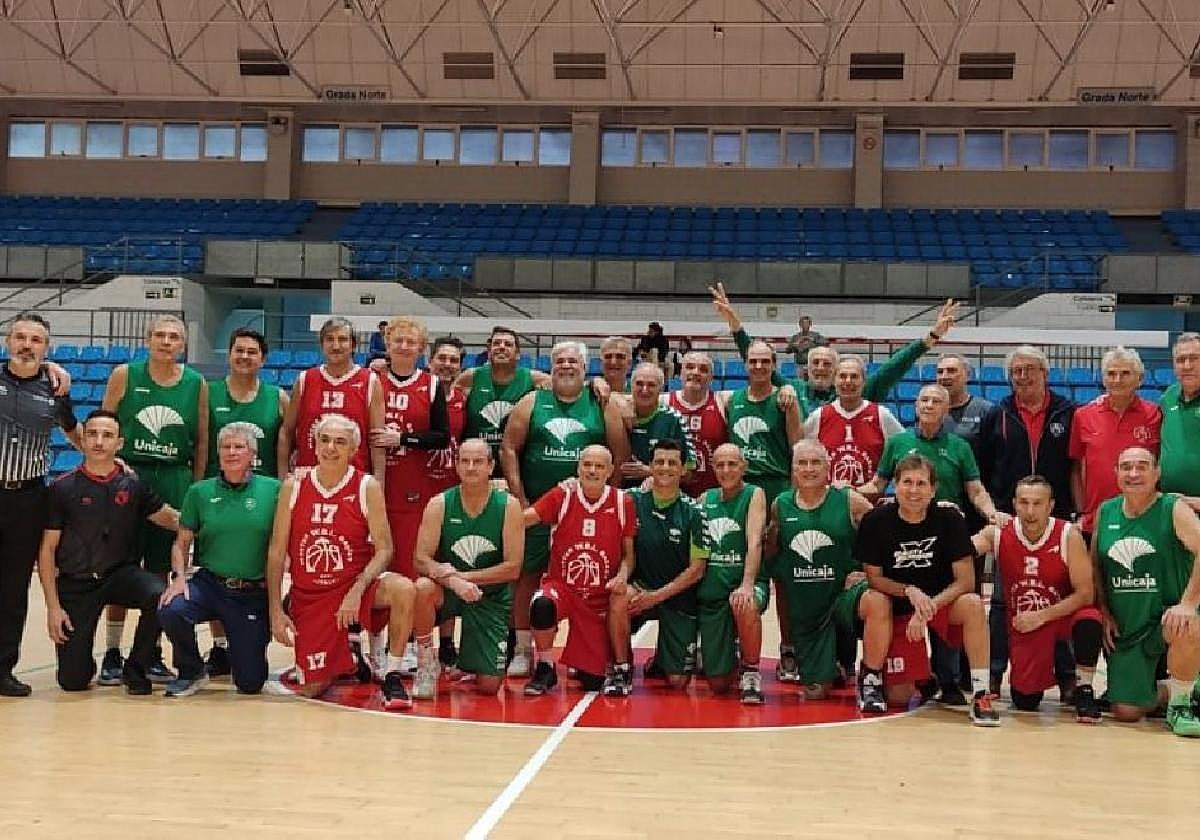 Jugadores del Unicaja y el Bari italiano de categoría masculino +60 que se enfrentaron en la pasada edición del MAMBA.
