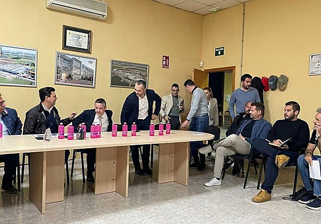 Inicio de la reunión celebrada el lunes por la noche.