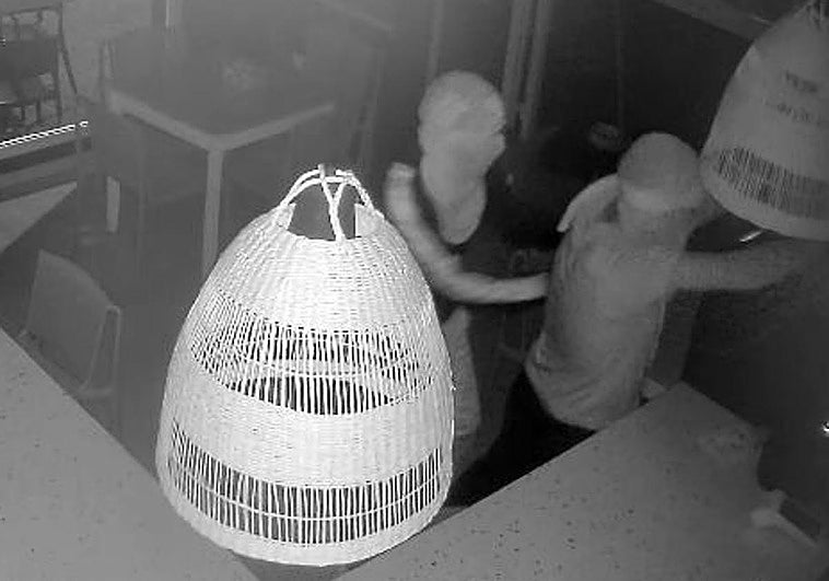 Dos delincuentes captados por una cámara de seguridad del establecimiento.