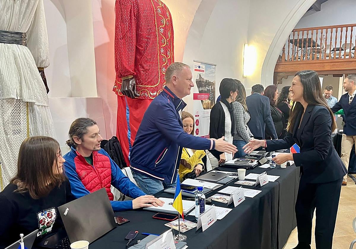 La consejera Carmen Conesa saluda a los representantes de los países que participan en el proyecto SlowDown.