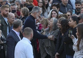 t El Rey saluda a los vecinos de Letur.