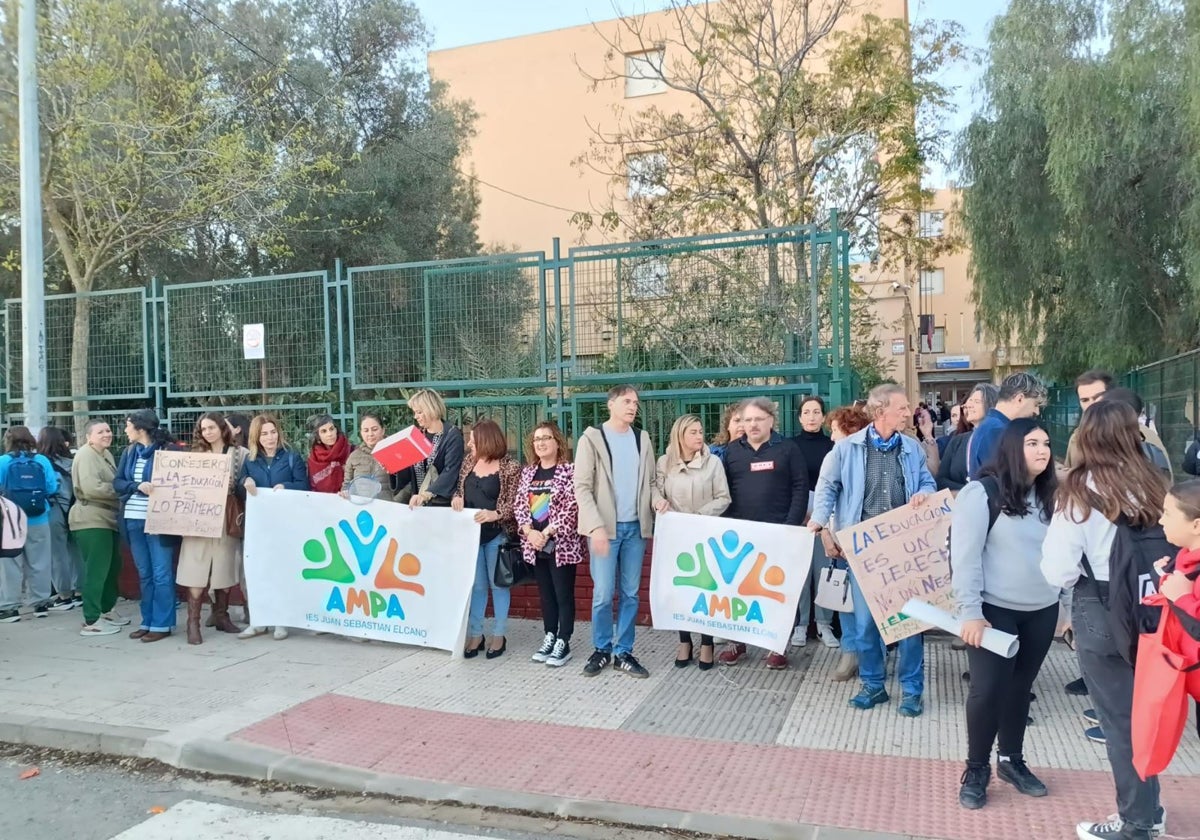 Padres y profesores del instituto Elcano, durante la protesta celebrada en la puerta del centro.