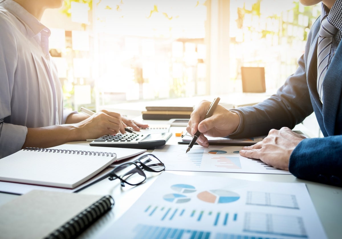 Dos asesores abordan la gestión de una empresa.