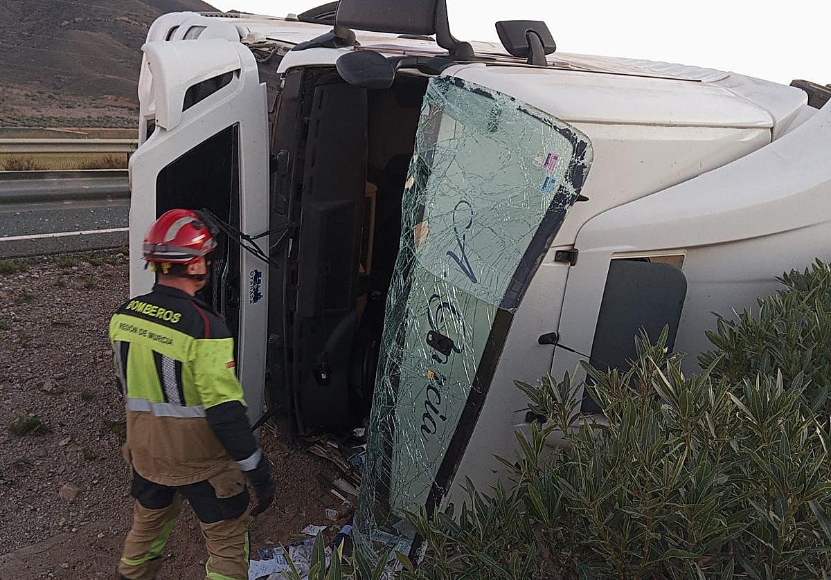 Uno de los bomberos comprueba el estado de la cabina.