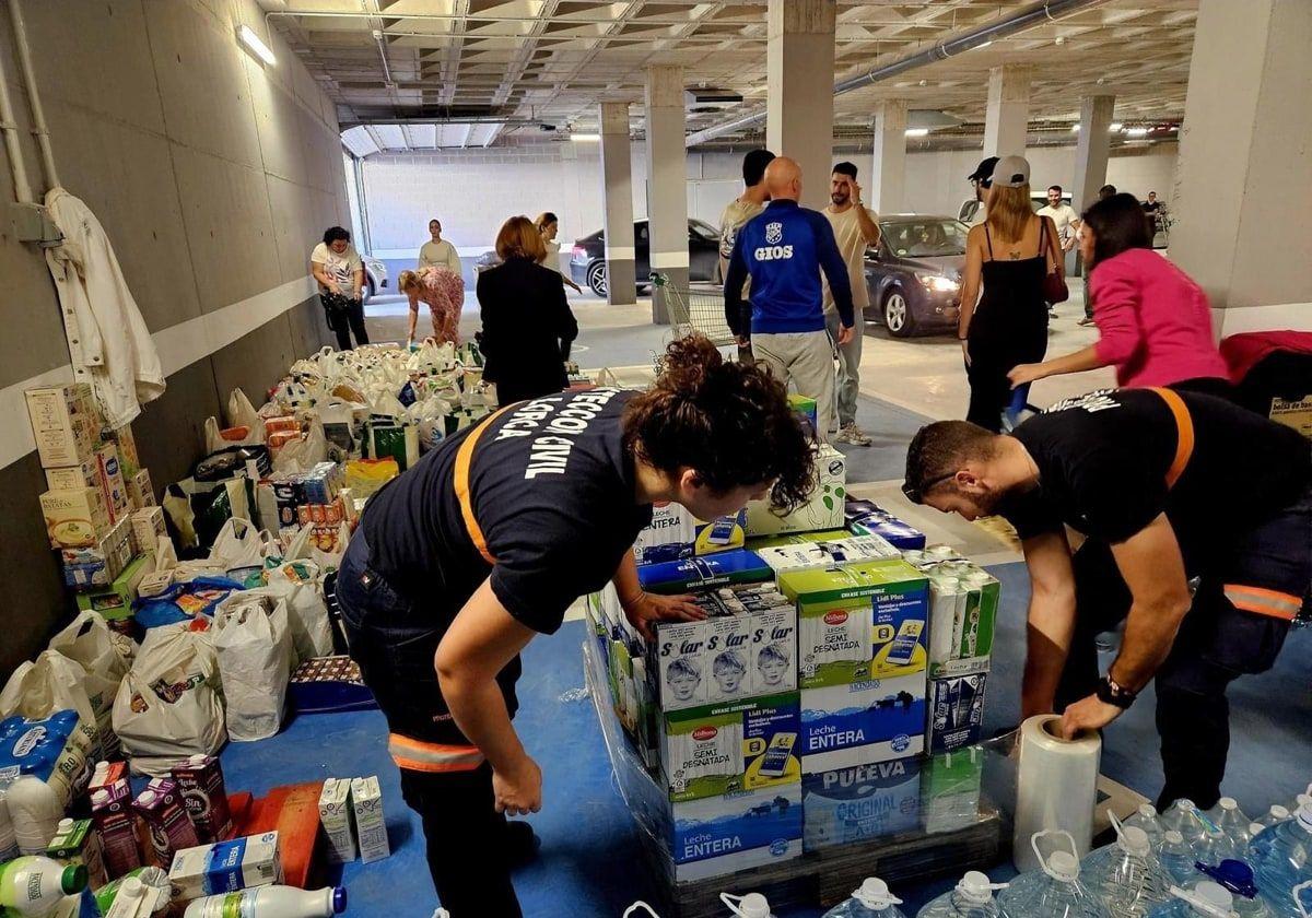 Voluntarios organizan las donaciones recibidas en Ifelor, a principios de noviembre.