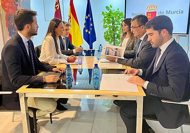 Momento de la reunión mantenida entre la consejera de Turismo, Cultura, Juventud y Deportes, Carmen Conesa, y el alcalde de Murcia, José Ballesta.