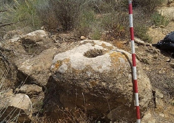 Roca de arenisca en la que estaba tallado el petroglifo antes de ser destruida.