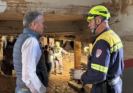 El alcalde conversa con uno de los técnicos de Emergencias en uno de los edificios con daños estructurales en Massanassa.