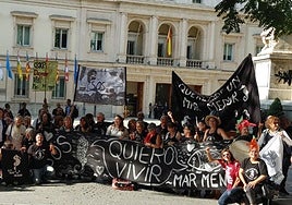 Asistentes a una concentración frente al Congreso en defensa de la ILP, en 2022, cuando se aprobó la norma.