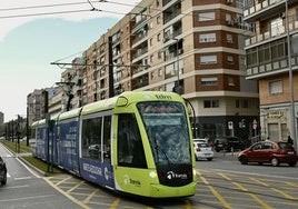 Un tranvía circula por Ronda de Levante en Murcia.