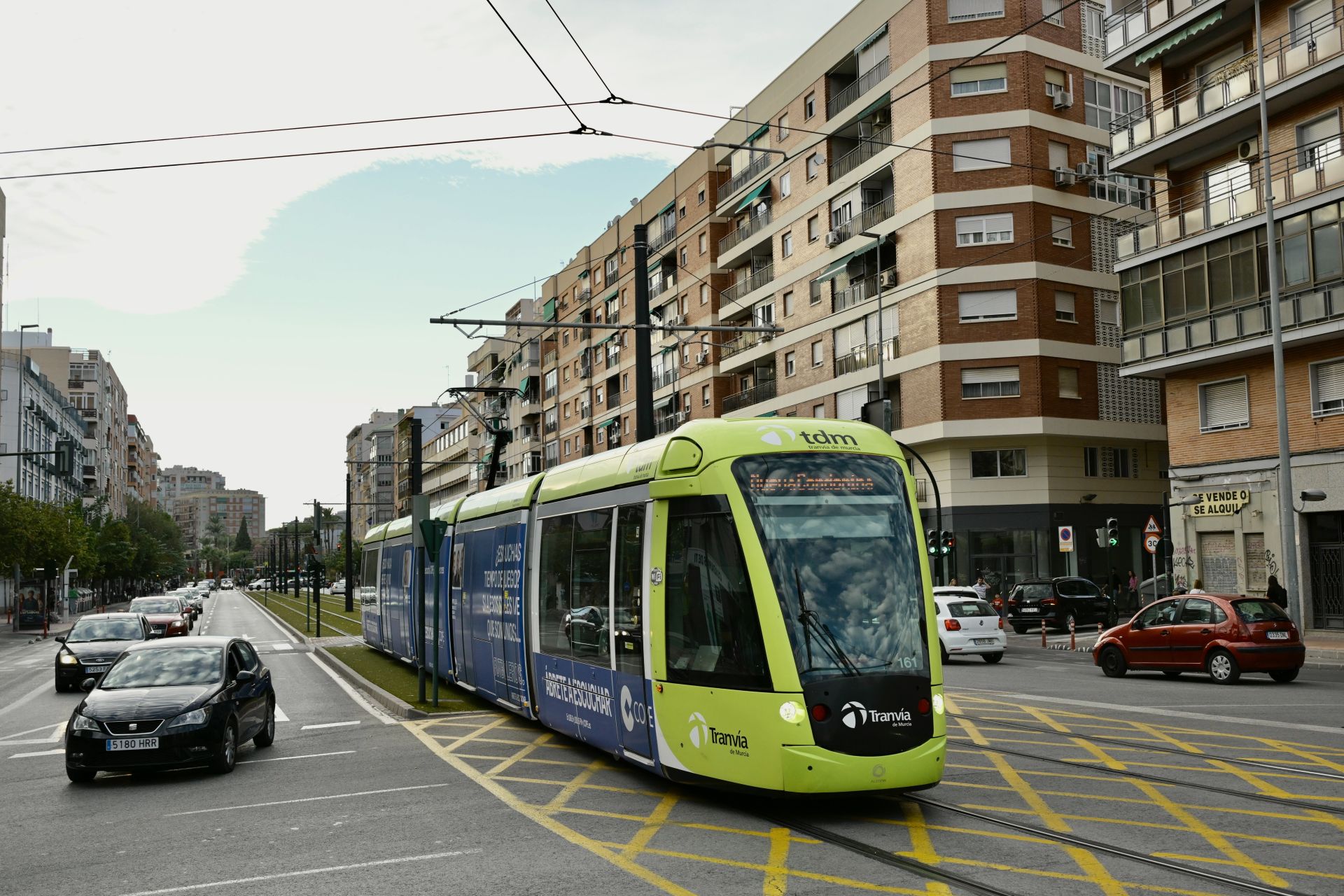 Un tranvía circula por Ronda de Levante en Murcia.