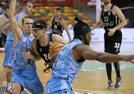 Calvin Hermanson, ex del Castellón, contra el Palencia.