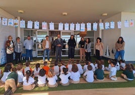 Autoridades y docentes, ayer, durante la visita al colegio San Agustín de Fuente Álamo.