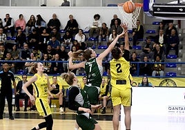 Txell Alarcón suelta el balón sin darle tiempo a Magdalena Szymkiewicz de taponarlo.